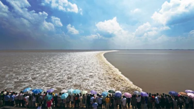 জলপ্রাচীর দেখতে প্রতিবছর বিপুলসংখ্যক মানুষ নদীর তীরে ভিড় করেন (ছবি: সংগৃহীত)
