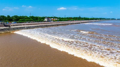 সাদা ফেনায় মোড়া এক বিশাল জলপ্রাচীর (ছবি: সংগৃহীত)