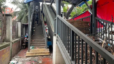 কোথাও অচল, কোথাও দখলে: কাজে আসছে না ওভারব্রিজ