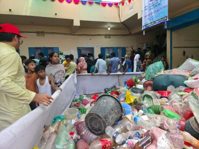 বর্জ্য জমা দিয়ে মিছলে পণ্য