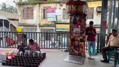 কোথাও অচল, কোথাও দখলে: কাজে আসছে না ওভারব্রিজ