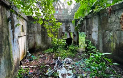 চুরি হয়ে গেছে জানালার লোহার গ্রিল, খসে পড়ছে ইটও