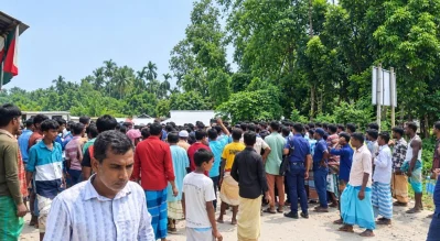 কুড়িগ্রামের ভূরুঙ্গামারীতে আবারও চাহিদামতো সার না পেয়ে সড়ক অবরোধ করেছেন কৃষকেরা