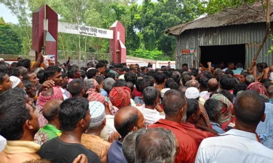 ধৈর্যহারা হয়ে কৃষকরা ডিলারের গুদামের বেড়া ভেঙে শতাধিক বস্তা সার নিয়ে যান