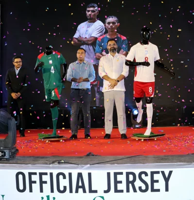 জার্সি উন্মোচন অনুষ্ঠানে বাফুফে সভাপতি তাবিথ আউয়াল ও ক্রীড়া প্রতিমন্ত্রী আমিনুল হক। 
