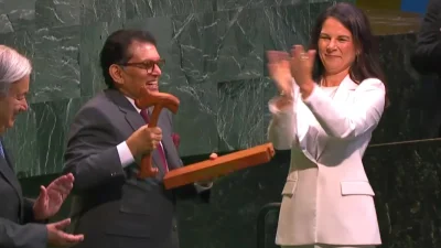  &lsquo;থোরস হ্যামার গ্যাভেল&rsquo; হস্তান্তর করেন ৮০তম অধিবেশনের সভাপতি
