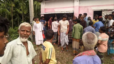 খুচরা বিক্রয়কেন্দ্রে সারের জন্য কৃষকদের ভিড়
