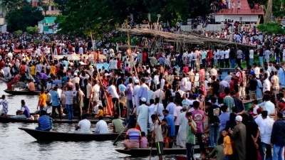 দুই তীরে লাখো দর্শনার্থীর ভিড়