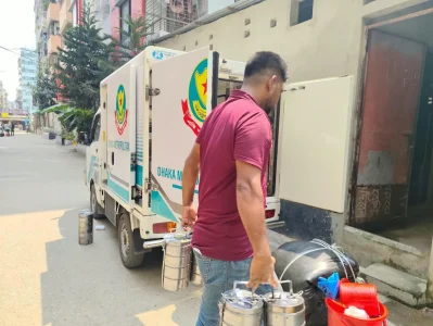 ভ্যান থেকে নামানো হচ্ছে খাবার। ছবি: বাংলা ট্রিবিউন