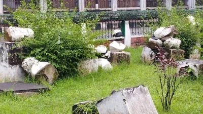 ক্ষতবিক্ষত ভাস্কর্য