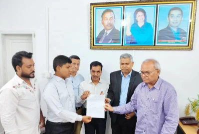 বিএনপির ভারপ্রাপ্ত মহাসচিব অ্যাডভোকেট রুহুল কবির রিজভী ও রাজশাহী বিশ্ববিদ্যালয়ের উপাচার্য অধ্যাপক ড. মো. ফরিদুল ইসলামের হাত থেকে নিয়োগপত্র গ্রহণ করেন শাকিল হোসেন