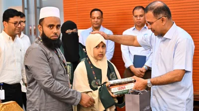 কোরআন প্রতিযোগিতায় বিজয়ীকে উপহার দিচ্ছেন প্রধানমন্ত্রী