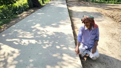 নির্মাণকাজের মান নিয়ে প্রশ্ন তুলেছেন স্থানীয় বাসিন্দারা