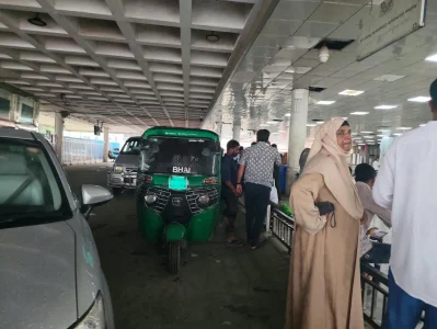 ক্যানোপির ভেতরে সিএনজিচালিত অটোরিকশা (ছবি: বাংলা ট্রিবিউন)