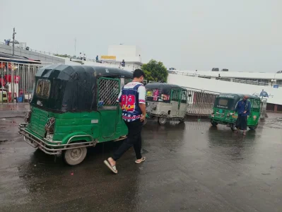 শাহজালালের প্রবেশপথের পাশে অপেক্ষায় সিএনজিচালিত অটোরিকশা। ছবি: বাংলা ট্রিবিউন