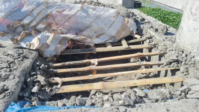রাতের আঁধারে ফুটপাত স্ল্যাব তৈরিতে রডের বদলে বাঁশ দিয়ে ঢালাই