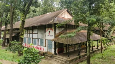 আসাম প্যাটার্নের স্থাপত্যের অনেক ভবন কলেজের ইতিহাস বহন করছে