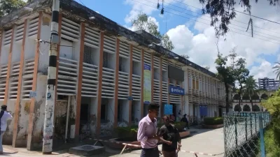 বর্তমানে ২২টি অনার্স ও ২২টি মাস্টার্স কোর্স চালু রয়েছে কলেজে