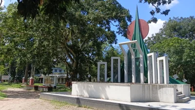কলেজের শহীদ মিনার