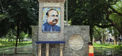 কলকাতা বিশ্ববিদ্যালয়ের তৎকালীন উপাচার্য স্যার এম. আজিজুল হকের সম্মানে পরে এর নাম রাখা হয় আজিজুল হক কলেজ