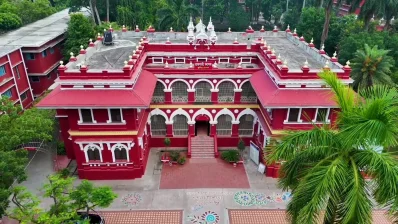 পদ্মা নদীর তীর ঘেঁষে অবস্থিত কলেজটি ঢাকা ও চট্টগ্রাম কলেজের পর বাংলাদেশের তৃতীয় প্রাচীনতম কলেজ