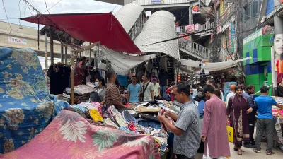 তবে ব্রিজে ওঠার মুখে এখনও জায়গাগুলো পুরোপুরি ফাঁকা হয়নি। ছবি: বাংলা ট্রিবিউন