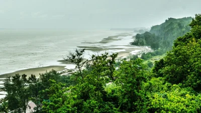 মেরিন ড্রাইভের পথটিও ভ্রমণের অন্যতম আকর্ষণ (ছবি: সংগৃহীত)