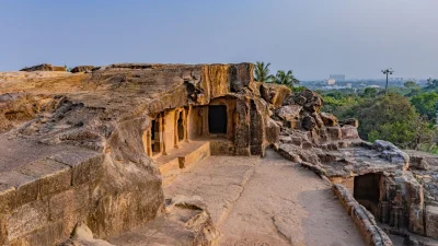 এলিফ্যান্টা গুহাগুলো দ্বীপের পাথুরে পাহাড়ের ঢালে খোদাই করে তৈরি (ছবি: পিক্সেল)