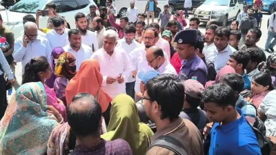 ডিসি অফিস চত্বরে অবস্থান করা সুপারিশপ্রাপ্তরা প্রতিমন্ত্রীর পথ আটকে ধরেন