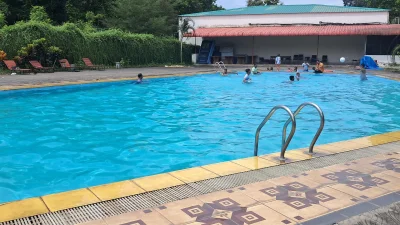 রাজধানী ঢাকার কাছে হওয়ায় সপরিবারে অবসর কাটানোর সুযোগ কাজে লাগিয়ে নানা সুবিধা নিয়ে গড়ে উঠেছে এসব রিসোর্ট