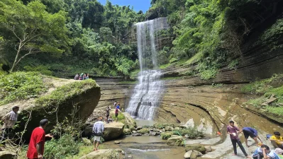 রাঙামাটিতে পর্যটকদের আকর্ষণ ঝরনা