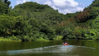 লেকের জলে নৌ-ভ্রমণ (ছবি: পিক্সেল)