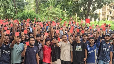 নতুন উপাচার্যকে লাল কার্ড দেখালেন চুয়েটের শিক্ষার্থীরা
