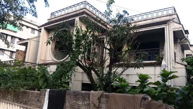 দেশ-বিদেশের দামি আসবাবপত্র দিয়ে সাজানো বাড়িটির ভেতরে লুকিয়ে থাকার জন্য একটি বাঙ্কারও ছিল