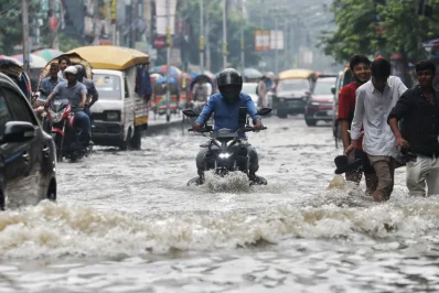 বিভিন্ন এলাকায় যানবাহন ধীরগতিতে চলাচল করছে। ছবি: আবির আহমেদ শুভ/বাংলা ট্রিবিউন