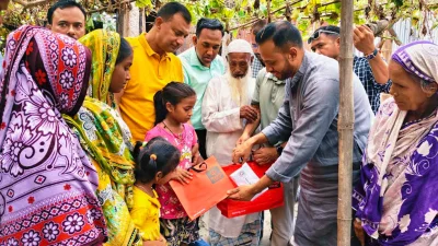 প্রধানমন্ত্রীর পক্ষ থেকে উপহার তুলে দেওয়া হচ্ছে মা-বাবা হারানো শিশুদের হাতে