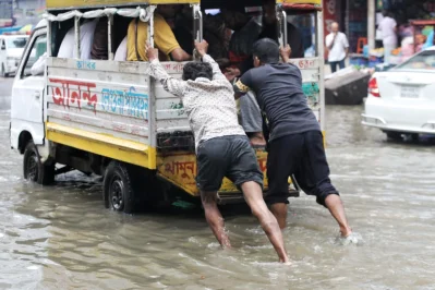 শুক্রবার সকালে ভারী বৃষ্টিতে রাজধানীর বিভিন্ন এলাকায় জলাবদ্ধতার সৃষ্টি হয়েছে। ছবি: আবির আহমেদ শুভ/বাংলা ট্রিবিউন  