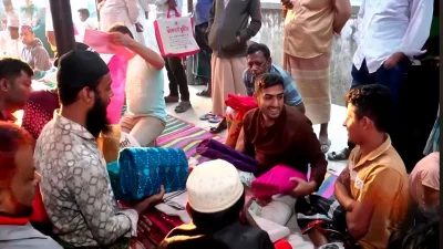 হাটে শাড়ি বিক্রি করতে এসেছেন কারিগররা। ছবি: বাংলা ট্রিবিউন