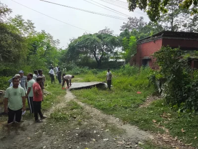 ১১০ নম্বর বাংলোর সামনে অর্ধশতাধিক লোকজন লাল পতাকা টাঙিয়ে দেন এবং উঁচু টিন দিয়ে ঘিরে ফেলতে থাকেন