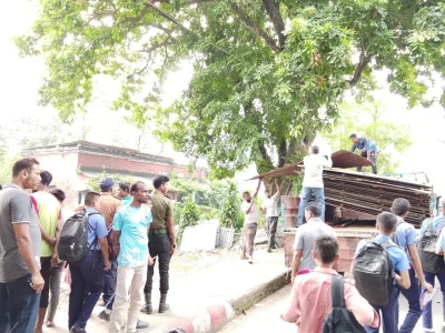 পরে দখলের জন্য আনা জিনিসপত্র নিয়ে যান তারা
