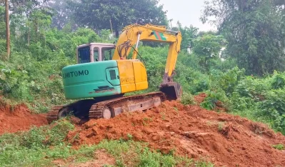 প্রশাসনের দেওয়া সেই অনুমতির আড়ালে বড় এক্সকাভেটর দিয়ে রাতভর পাহাড় কেটে ট্রাকযোগে লাল মাটি নিয়ে যাওয়া হচ্ছে স্থানীয় একটি সরকারি প্রকল্পের নির্মাণকাজে