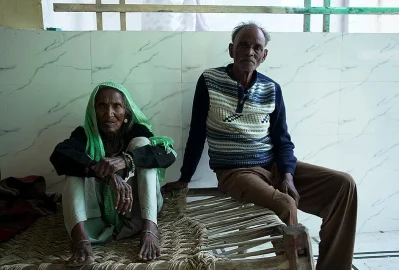 ফুলন দেবীর মা ও তার এক আত্মীয়। ছবি: আউটলুক ইন্ডিয়া