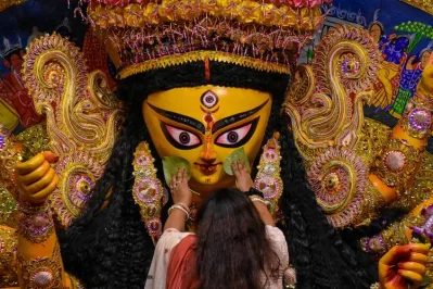 পশ্চিমবঙ্গে দুর্গাপূজা নিয়ে কি হচ্ছে আসলে?