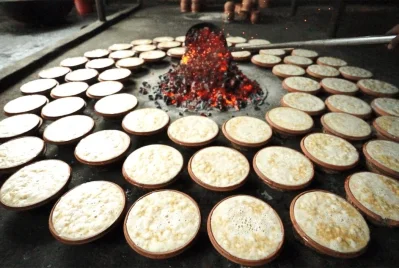 ঐতিহ্যবাহী রীতিতে বসানো হচ্ছে দই