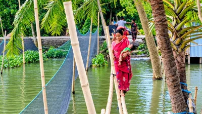 বাড়ি থেকে রাস্তায় যাতায়াত করতে ব্যবহার করতে হচ্ছে সাঁকো অথবা ডিঙ্গি নৌকা।