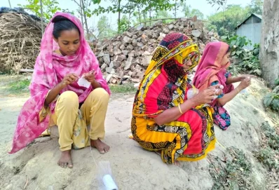 ৩০টি গ্রামের অন্তত ৫ লাখ নারী এই শিল্পে যুক্ত বলে জানিয়েছেন স্থানীয়রা