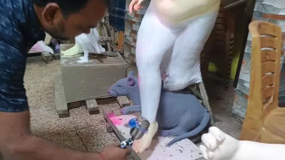 ব্যস্ত কারিগর। ছবি: বাংলা ট্রিবউন