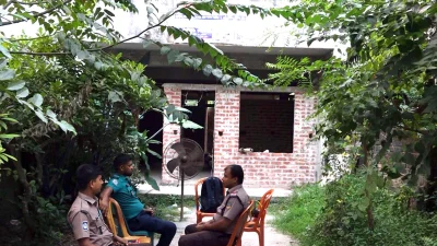 শিক্ষক গণপতি চক্রবর্তীর বাড়িতে গিয়ে দেখা যায়, প্রবেশপথের গেটের ভেতরে পুলিশ পাহারা দিচ্ছে
