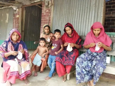 টুপি বুননে ব্যস্ত নারীরা