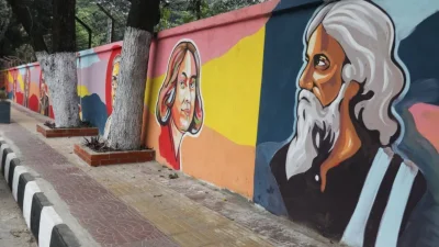 বাংলাদেশ শিল্পকলা একাডেমি সংলগ্ন দেয়াল (ছবি আবির আহম্মেদ সুপ্ত) 